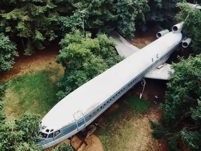 A Man Turned An Old Plane Into A Home, And The Results Are Amazing